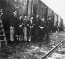Rampa dworca kolejowego. Rodzina Ksieniewiczów przed wagonem, podróż z zesłania w Związku Radzieckim do kraju.