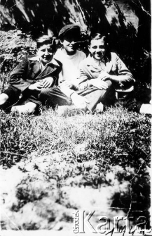Członkowie samborskiej grupy AK. Trzech chłopców siedzących na trawie. Od lewej: NN (prawdopodobnie Tadeusz Bukowy), Henryk Urbanowicz, NN (prawdopodobnie Witold Oliwa).