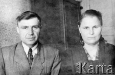 Portret pary we wnętrzu. Grigorij Klimowicz, autor Hymnu Powstańców Norylska (1953), wraz z żoną.
