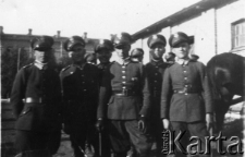 Polacy - wojskowi z pułku szwoleżerów. Fotografia znaleziona przez miejscowego rybaka na miejscu obozu zlikwidowanego w 1941 r., ofiarowana Renardowi Bronisławowi Michalskiemu.