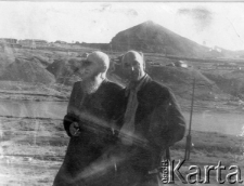 Polacy, więźniowie łagrów. Dwóch mężczyzn na tle krajobrazu, od lewej: Baliński (imię nieznane), Karol Prass. W tle hałda kopalni węgla "Kapitalna" i rzeka Workuta.