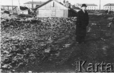 Workuckie osiedle; mężczyzna na tle zabudowań.