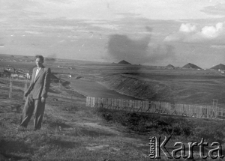 Mężczyzna (Karol Prass?) na tle krajobrazu. Okolice Workuty, rzeka Workuta, w tle hałdy kopalni.