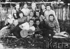 Polki na zesłaniu w Kazachstanie. Pierwsza od prawej: Janina Czubkowska; pozostałe: Ludwika Pincewicz, Jadwiga Laskowska, Irena Szpyrkówna, Helena Ejsmont, Teresa Ejsmont, Antonina Szygięda, Danuta Rekłajtis, Halina Błaziwicz, Wita Błaziwicz, Ludwika Zambżycka, Wanda Wołodzko, Janina Zimna (Czubkowska).