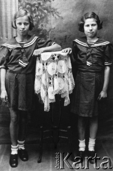 Od lewej: Kazimiera Janina Weniberg (Sergent) Cottam, Maria Dziuro podczas pobytu w domu dziecka.