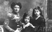 Od lewej: Pola Sztencel z córkami - Celiną (zmarła prawd. w Taszkiencie w 1941 r.) i Haliną (zmarła w Komi w 1943 r.).