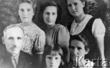 Rodzina Stanisława i Bolesławy Sieniateckich na zesłaniu w ZSRR. Od lewej siedzą: Stanisław, Emilia, Bolesława; stoją ich dzieci: Janina, Czesława, Olga.