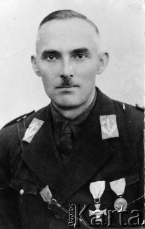 Paweł Jakub Bąk, starszy przodownik Policji Państwowej, do września 1939 r. komentant posterunku w Brzezinach Śląskich pow. Tarnowskie Góry; aresztowany przez NKWD i rozstrzelany w Twerze; na zdjęciu w mundurze z przypiętymi medalami za walkę w Powstaniach Śląskich.