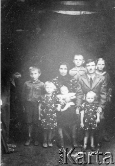 Rodzina Sarneckich na krótko przed deportacją do ZSRR. Rodzice Adam i Maria, dzieci (od lewej): Władysław, Wanda, Emilia, Adam, Danuta, Genowefa.