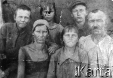 Rodzina Mróz deportowana w lutym 1940 r. z osady wojskowej Niweck (pow. Sarny, woj. wołyńskie) podczas pobytu na zesłaniu w ZSRR.