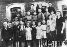 Wychowankowie i personel domu dziecka przed wyjazdem do Polski; stoi trzeci z prawej: Jan Rawicki (wtedy Rekin).