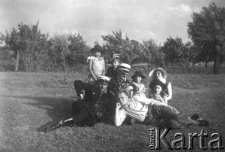 Jan Bronisław Nowicki, podkomisarz Policji wraz z rodziną na łące; na pierwszym planie przodownik PP Jedwabny.