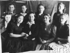 Grupa kobiet, od lewej u g&oacute;ry: Franciszka Lewandowska, Katarzyna Jackiewicz, Hilaria Dobużyńska, Aurelia Moszczańska; od lewej w dolnym rzędzie: Antonina Jackiewicz, Weronika Łukomska, Helena Drogun, Leokadia Drogun, Halina Dobużańska.
