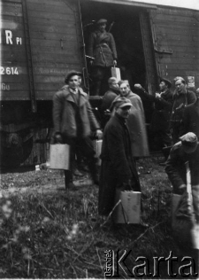 Partyzanci wyjmujący paczki z wagonu pociągu. Prawdopodobnie z działań partyzanckich na Zamojszczyźnie, ok. 1944.
