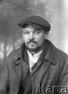 Eugeniusz Kędzior, osadnik; portret w sk&oacute;rzanym płaszczu i czapce kaszkiet&oacute;wce.