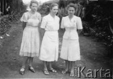 Trzy młode kobiety w eleganckich sukienkach. Od lewej: Halina Kędzior-Więckowska, Helena Kędzior (żona Eugeniusza), Ludwika Więckowska. Podpis na odwrocie: "Halina i ja Lusia. Drogiej Babci wnuczki z mamą".