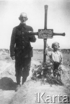 Franciszek Radziewicz-Winnicki z wnukiem Stanisławem Rydlewskim przy grobie żony Karoliny i córki Ireny Rydlewskiej.
