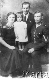 Jan Kostyszyn (w mundurze) wraz z żoną Stanisławą z domu W&oacute;jtowicz, c&oacute;rką Teresą i kuzynem Ignacym W&oacute;jtowiczem. Jan Kostyszyn został rozstrzelany przez NKWD w maju 1940.