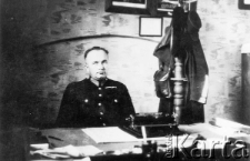 Michał Gaj, starszy przodownik Policji Państwowej w powiecie Sokal, w swoim gabinecie. Aresztowany w grudniu 1939, rozstrzelany wiosną 1940.