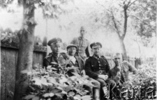 Funcjonariusze Policji Państwowej, prawdopodobnie w Tartakowie, powiat Sokal, woj. lwowskie. Z lewej: Michał Gaj, starszy przodownik PP. Aresztowany w grudniu 1939, rozstrzelany. Dalej: NN, NN (praktykant), zastępca Pusiak, NN (praktykant).