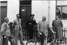 Michał Gaj, starszy przodownik Policji Państwowej (w głębi, w mundurze) wraz z władzami gminy Tartaków.