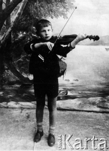 Reprodukcja zdjęcia ofiarowanego przez Żenię Walewa Janowi Mudrykowi nauczycielowi muzyki przebywającemu w obozie pracy w Magadanie.