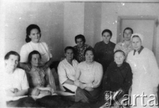 Grupa kobiet, w białej chustce na głowie - Maria Lesiecka, pielęgniarka.