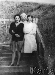 Trzy kobiety, w środku stoi Maria Lesiecka, pielęgniarka.