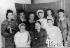 Grupa kobiet, pierwsza z lewej siedzi Maria Lesiecka, pielęgniarka.