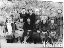 Grupa kobiet, stoi w białej chustce na głowie Maria Lesiecka, pielęgniarka.