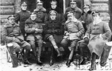 Grupa żołnierzy, w środku siedzi major Feliks Jaworski, ur. w Borbuchach k. Kamieńca Podolskiego. Rzekomo we wrześniu 1939 przewieziony do Łodzi przez podległych mu oficerów, zaginął.