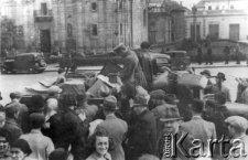 Politruk rozdaje gazety. Kadr z filmu Michaiła Romma "Oswobożdienie Zapadnoj Ukrainy".