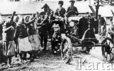 Kołchoz "Stalin", Horodolewski rejon - wyjazd w pole pierwszego traktora. Kadr z filmu Michaiła Romma "Oswobożdienie Zapadnoj Ukrainy".
