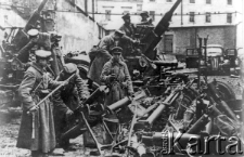 Żołnierze radzieccy przeglądają zdobyczną broń. Zdjęcie publikowane w radzieckich gazetach.
