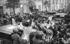 Pierwsze sowieckie gazety. Kadr z filmu Michaiła Romma "Oswobożdienie Zapadnoj Ukrainy".