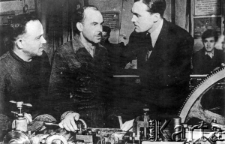 Towarzysz Lewicki, były tokarz, dyrektor fabryki "Kontakt" w rozmowie z robotnikami. Zdjęcie publikowane w radzieckiej prasie.