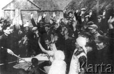 Władza radziecka nadaje ziemię chłopom ukraińskim. Kadr z filmu Michaiła Romma "Oswobożdienie Zapadnoj Ukrainy".