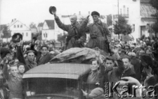 Powitanie żołnierzy radzieckich. Kadr z filmu Michaiła Romma "Oswobożdienie Zapadnoj Ukrainy".