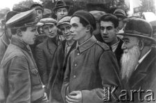 Mieszkańcy w rozmowie z żołnierzami radzieckimi. Zdjęcie publikowane w radzieckich gazetach.