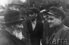 Lejtnant J.A.Falkowicz w rozmowie z mieszkańcami. Zdjęcie publikowane w radzieckiej prasie.