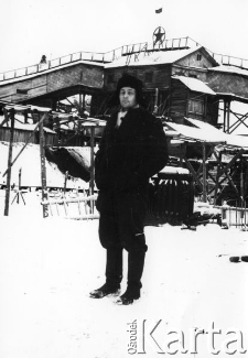 Portret mężczyzny NN, w tle budynki kopalni.