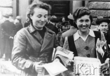 W wyzwolonym Lwowie - dwie młode kobiety z gazetami donoszącymi o wyzwoleniu Ukrainy.
