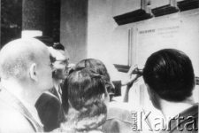 W wyzwolonym Lwowie - grupa osób przed tablicą ogłoszeniową.