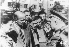 W wyzwolonym Lwowie - ludzie rozmawiający z czerwonoarmistą.