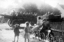 Żołnierze radzieccy wjeżdżają do wyzwolonego Lwowa.