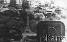 W wyzwolonym mieście - czołgi i działa pozostawione przez wycofujących się Niemców.
