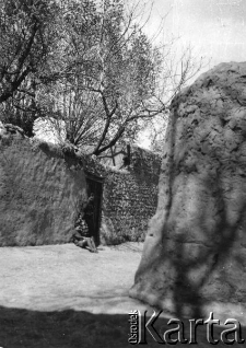 Aniela Wzorek z dziećmi Zygmuntem i Danutą na tle glinianego muru.