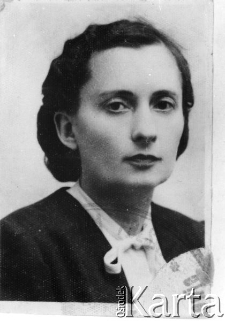 Aniela Wzorek, fotografia legitymacyjna, na dole fragment urzędowej pieczęci.