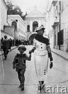 Mirosław Popławski z matką w Ostrej Bramie w Wilnie.