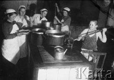 Dzieci w Domu Dziecka w Zagorsku - praca w kuchni.